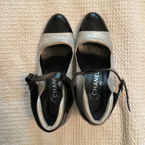 Silver & Black Chanel heels. - Picture 5 of 8